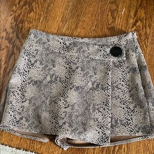 Chic Snakeskin Print Skort